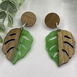Серьги из дерева и эпоксидной смолы Монстера