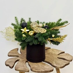 Композиция новогодняя в круглой коробке