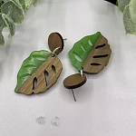 Серьги из дерева и эпоксидной смолы Монстера