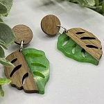 Серьги из дерева и эпоксидной смолы Монстера