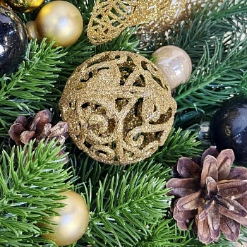 Композиция новогодняя в круглой коробке